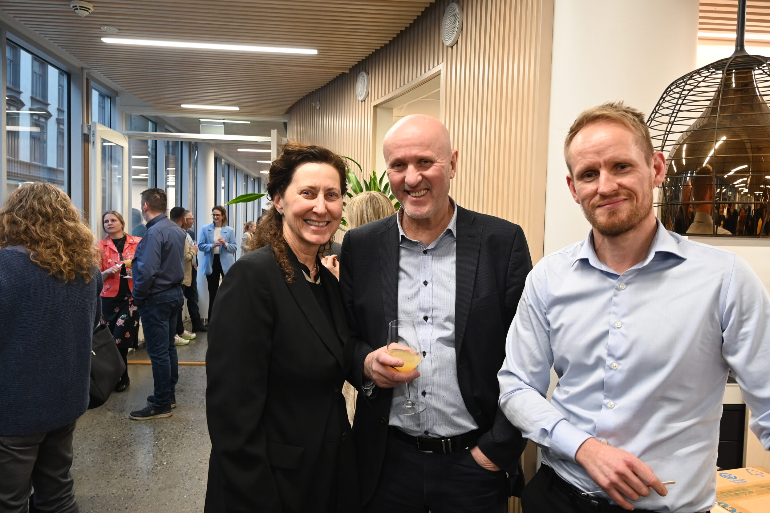 Fra v. honningsensoriker og -entusiast Ragna Ribe Jørgensen, ByBi, og far og sønn Petter og Carl Petter Tresselt, som vant NM med flytende flerblomstret (fotos: Roar Ree Kirkevold).