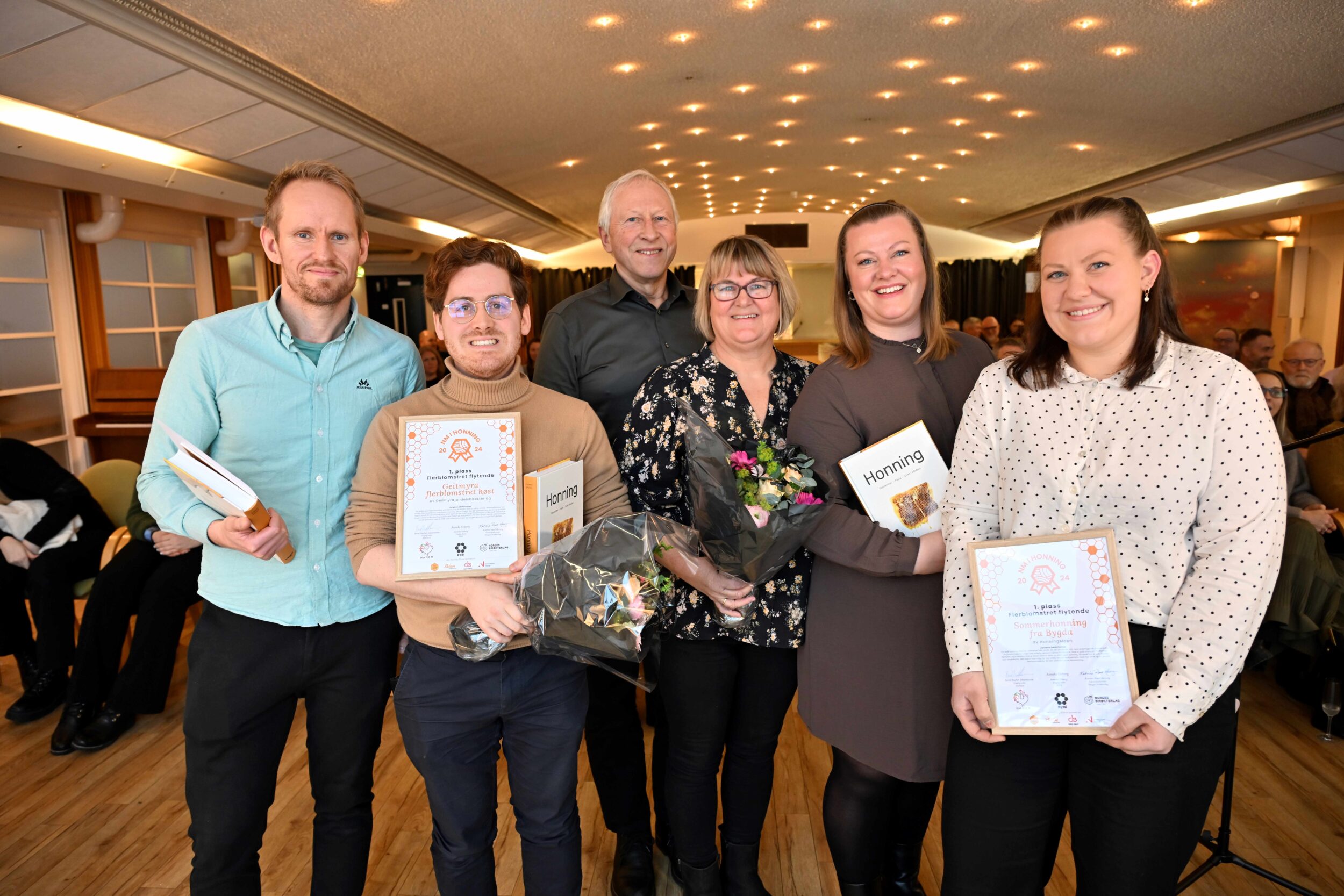 Kategori flerblomstret flytende: Delt 1. plass til HonningMoen - familien på fire til høyre. Fra v. 3. plass: Tresselt birøkt og delt 1. plass til Geitmyra Andelsbirøkterlag ved Arman Bulak Hagelia. HonningMoen fikk også prisen beste honning, Region Sørlandet, og beste storskalaprodusent!