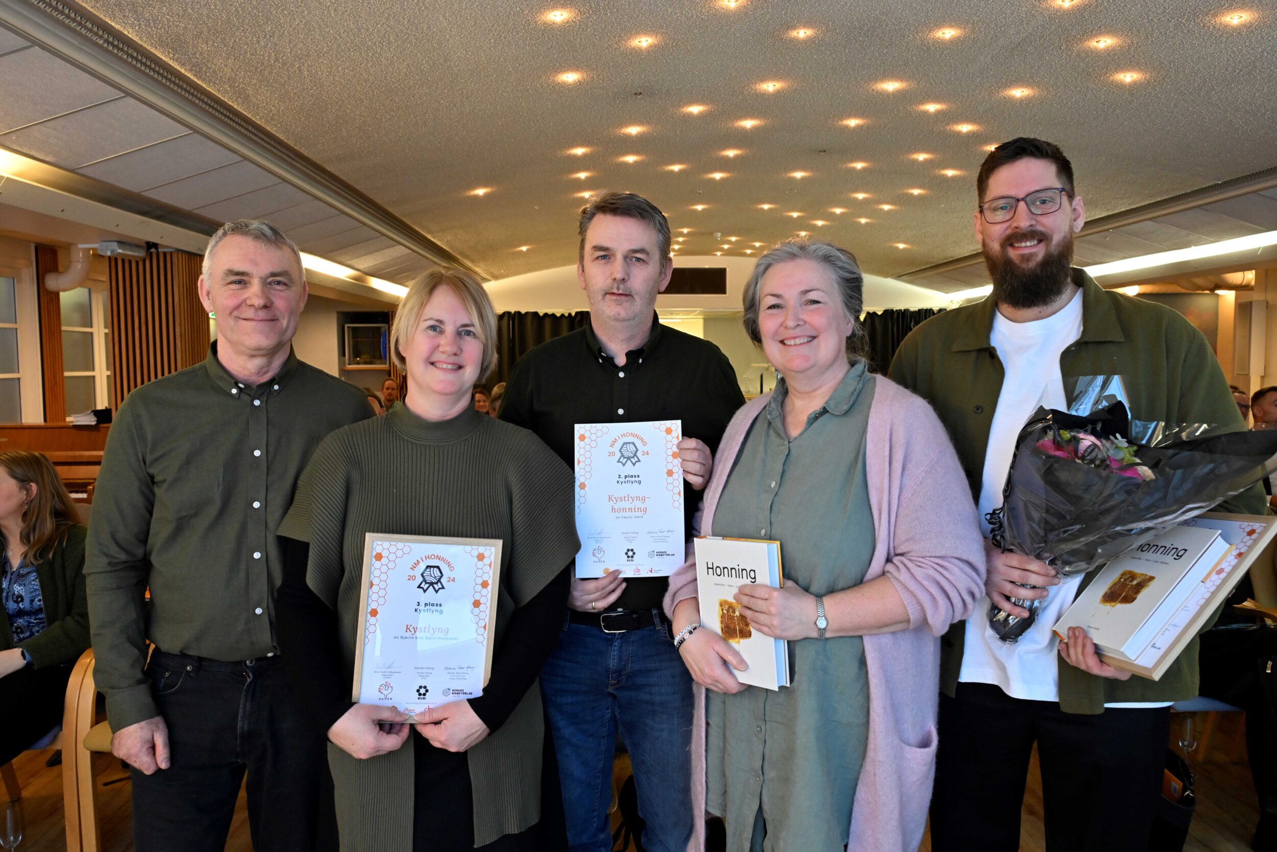 Kategorien Kystlyng, fra v. på 3. plass Bjørn Bier med Bjørn Haukanes og Mona Nitter Haukanes, 2. plass Føyno Gard med Trond og Sonja Arnevik 1. plass Kjetil Lea, Heimtun Honning.  