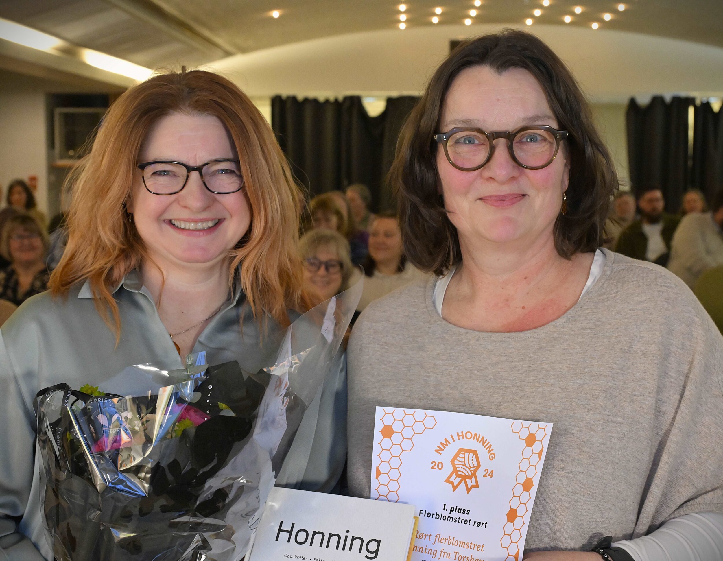 1. premie flerblomstret rørt til Torshaug med birøkterne Marit Myhre og Anne Wodstrup.