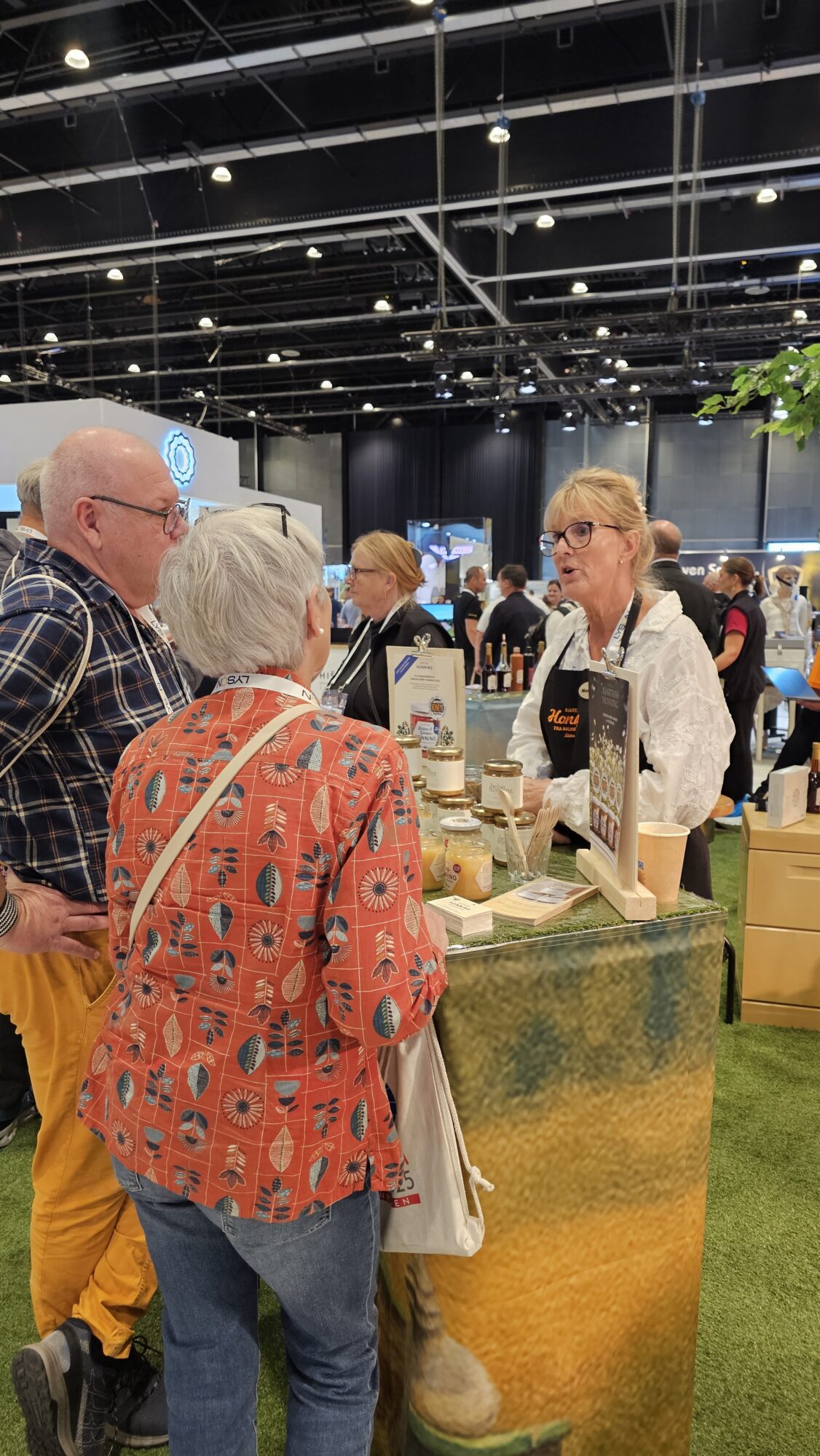 På den skandinaviske standen: Marianne fra Kjartans Honning demonstrerer produkter.