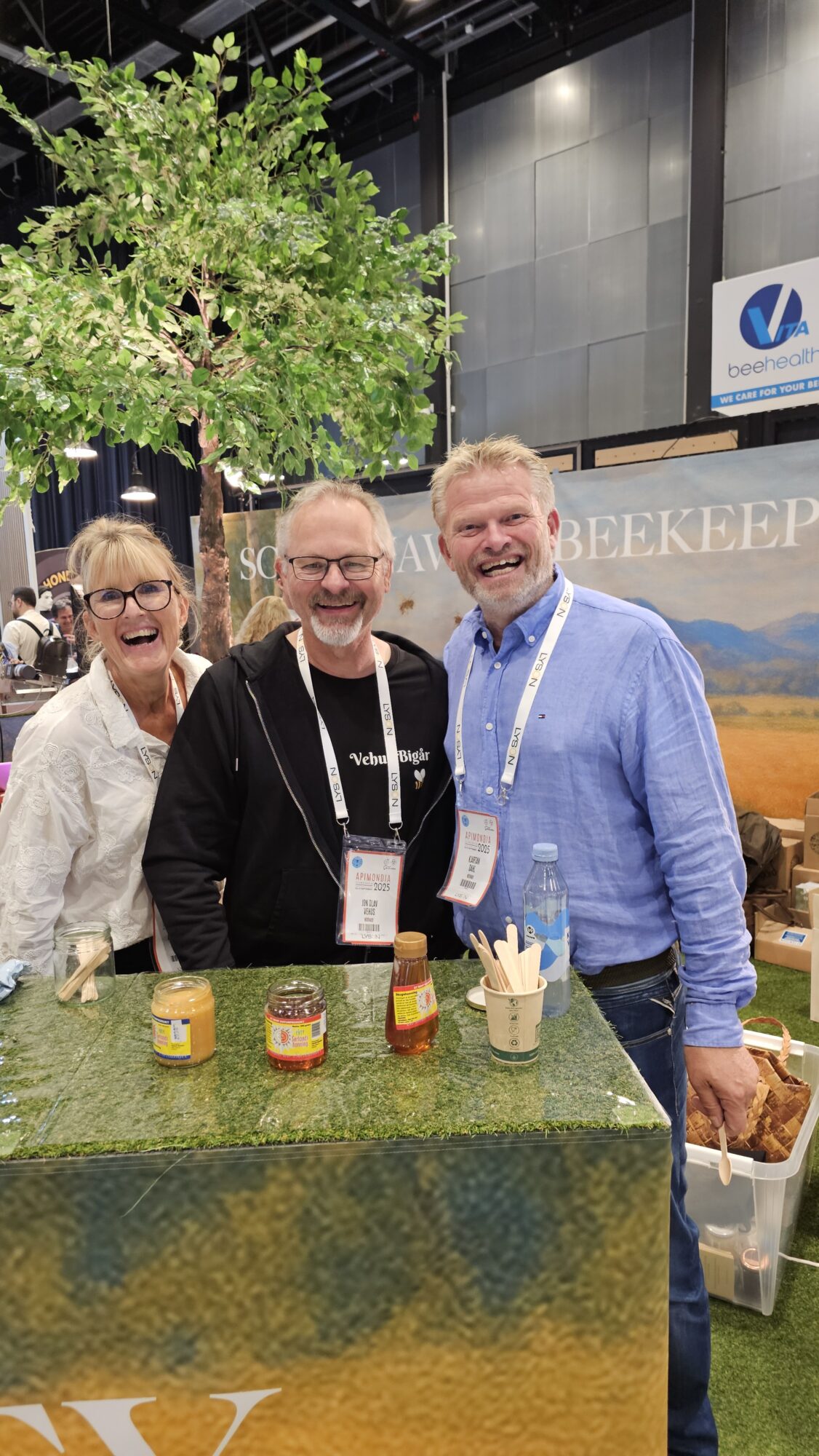 Jon Olav Vehus omkranset av Marianne og Kjartan fra Kjartans Honning. 
