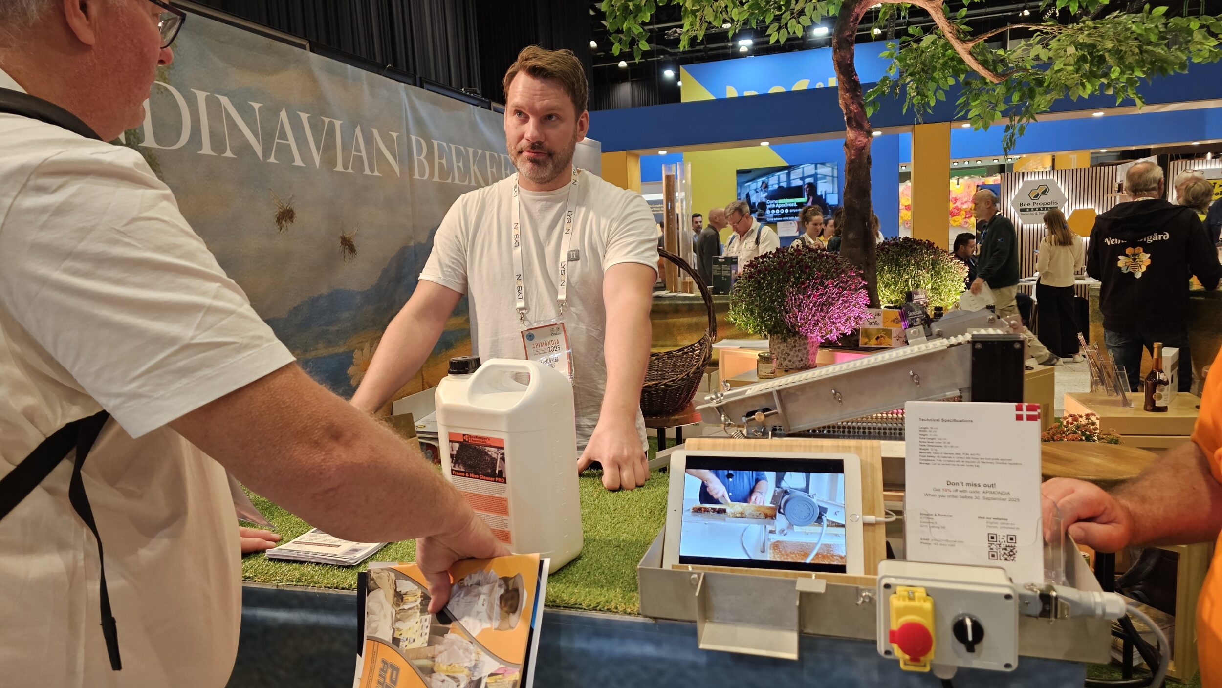 Harald viser produktet fra Beekeeper's Chemicals - rene tavler uten koking.