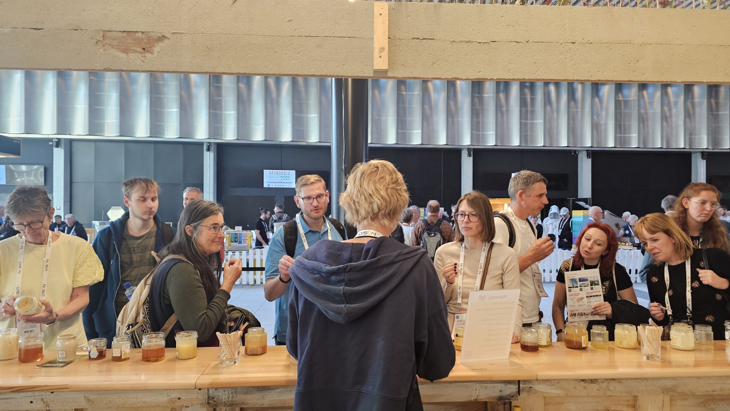 Norske honninger i Scandinavian Honey Bar - en spesialavdeling i Global Honey Bar.  Her var lynghonning fra Småbruket Birøkt på Tjøme (Odd Arne Gaarder), lyng med hint av kløver fra Belboe Honning på Hitra, (Anne Birgitte Belboe), skogsbær fra Vehus Bigård (Jon Olav Vehus), sommerhonning fra brunbier i Flå, fra Satakroken honning (Ove Moen), både bringebærhonning og fjellhonning/brunbier fra Vikinghonning  (Andre Odden), Preikestolenhonning fra Farmeren (Bjørn Reidar Larsen), kystlyng fra Føyno Gard (Sonja og Trond Arnevik), arktisk honning fra Einar Johansen, honningdugghonning fra ByBi og klokkelyng fra Håkon Tjøstheim.