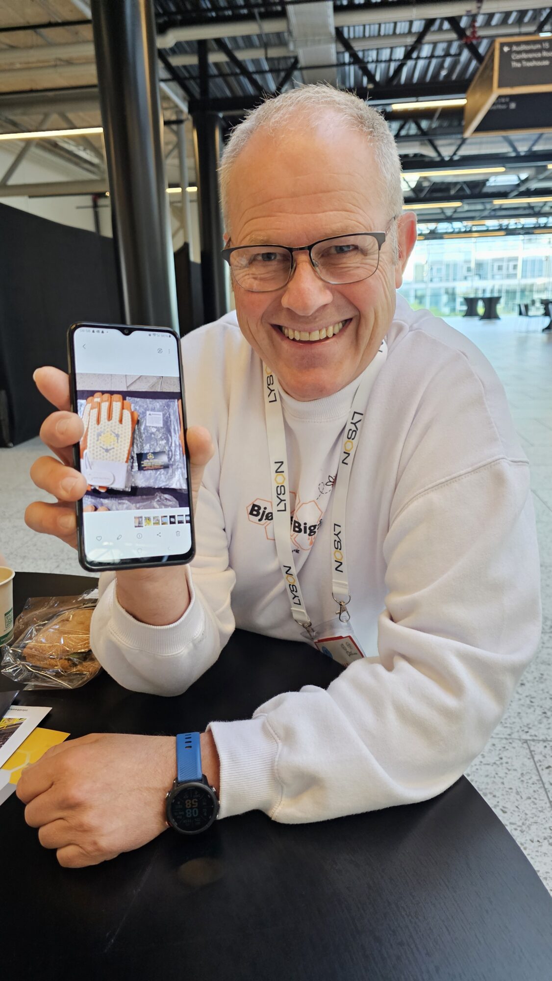 Jan Einar Bjørnes fra Holmestrand fant mye bra, blant annet disse hanskene i ApiExpo.