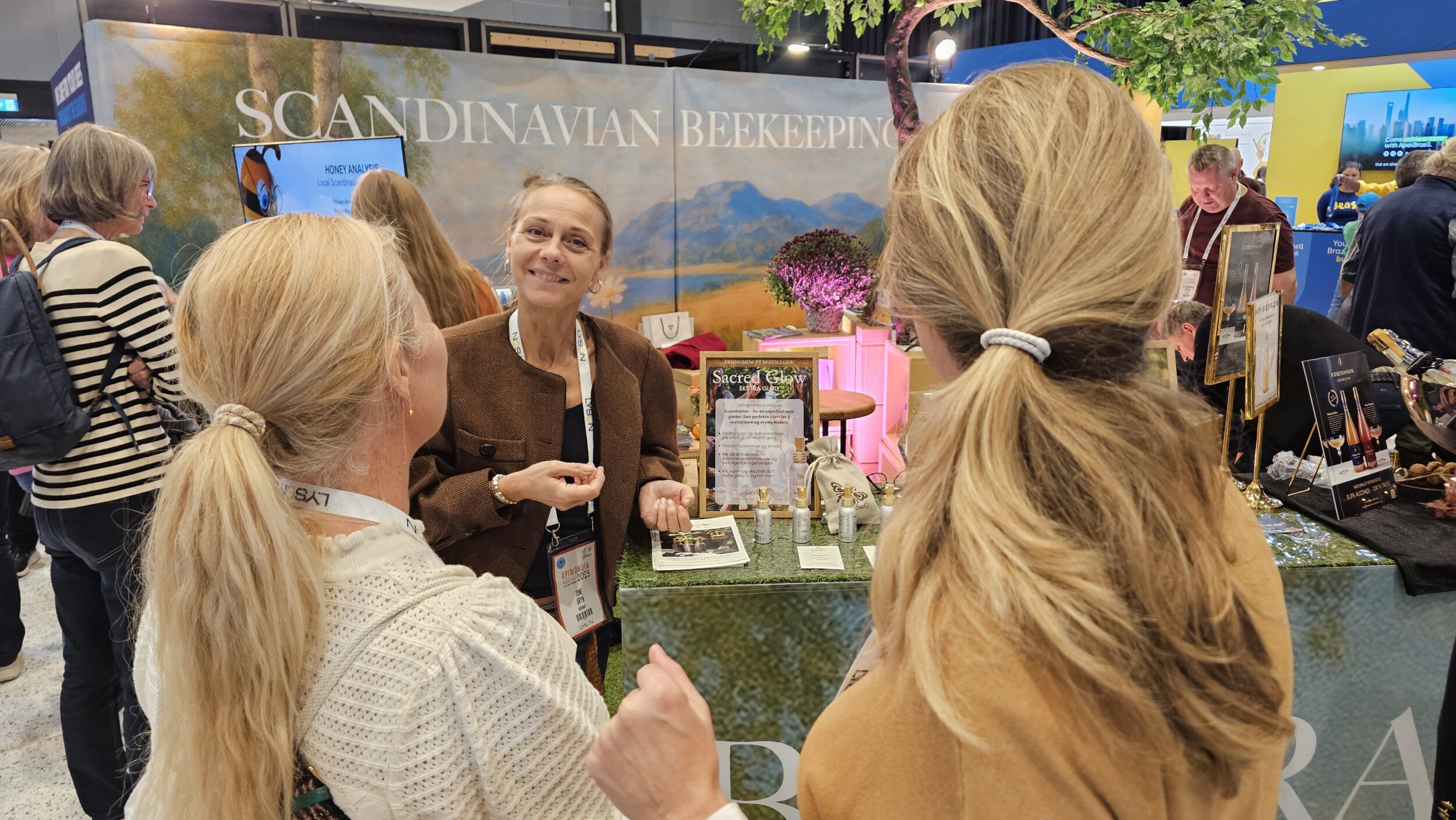 Tone Bryn i BeeKi holdt foredrag i Global Honey Talks, og demonstrerte sine hudpleieprodukter på den skandinaviske standen