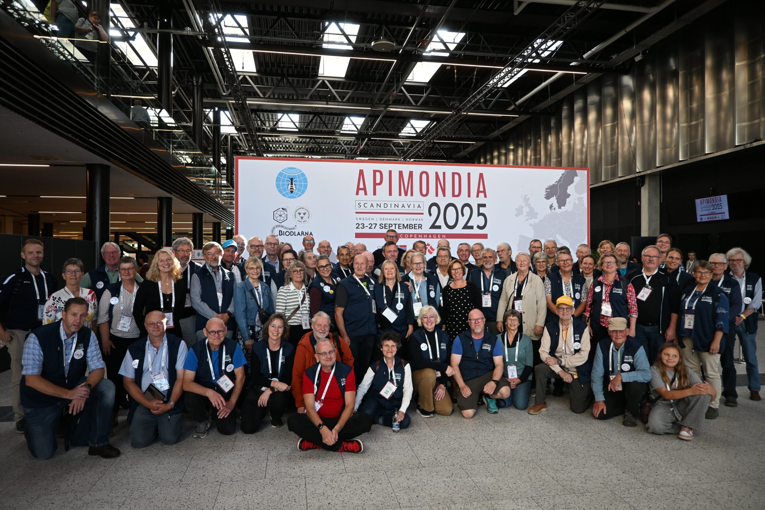 Mange hoder og hender bidro - her er frivillige og organisasjonskomiteene for Apimondia 2025, de gjorde en kjempejobb!