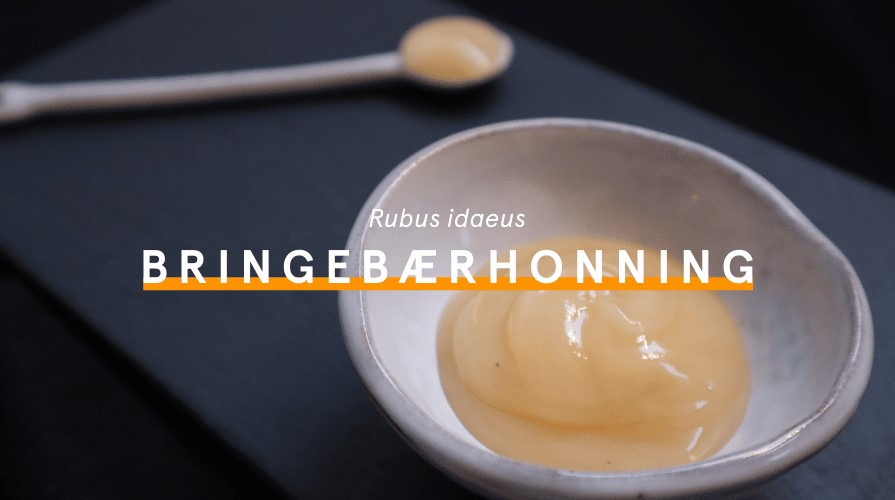 En skål med lys kremet honning.